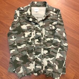 Women’s distressed green camouflage button/zip up front utility cargo jacket